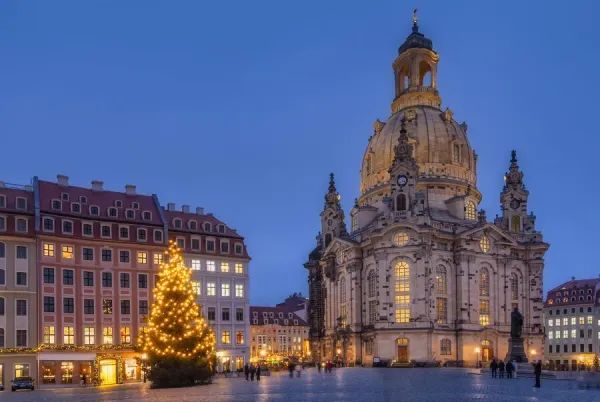christmas-tree-frauenkirche-or-church-lady-22134092.jpg